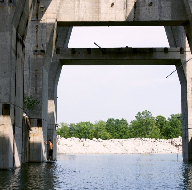 Espectaculares pinturas de mujeres realizadas sobre una tabla de surf