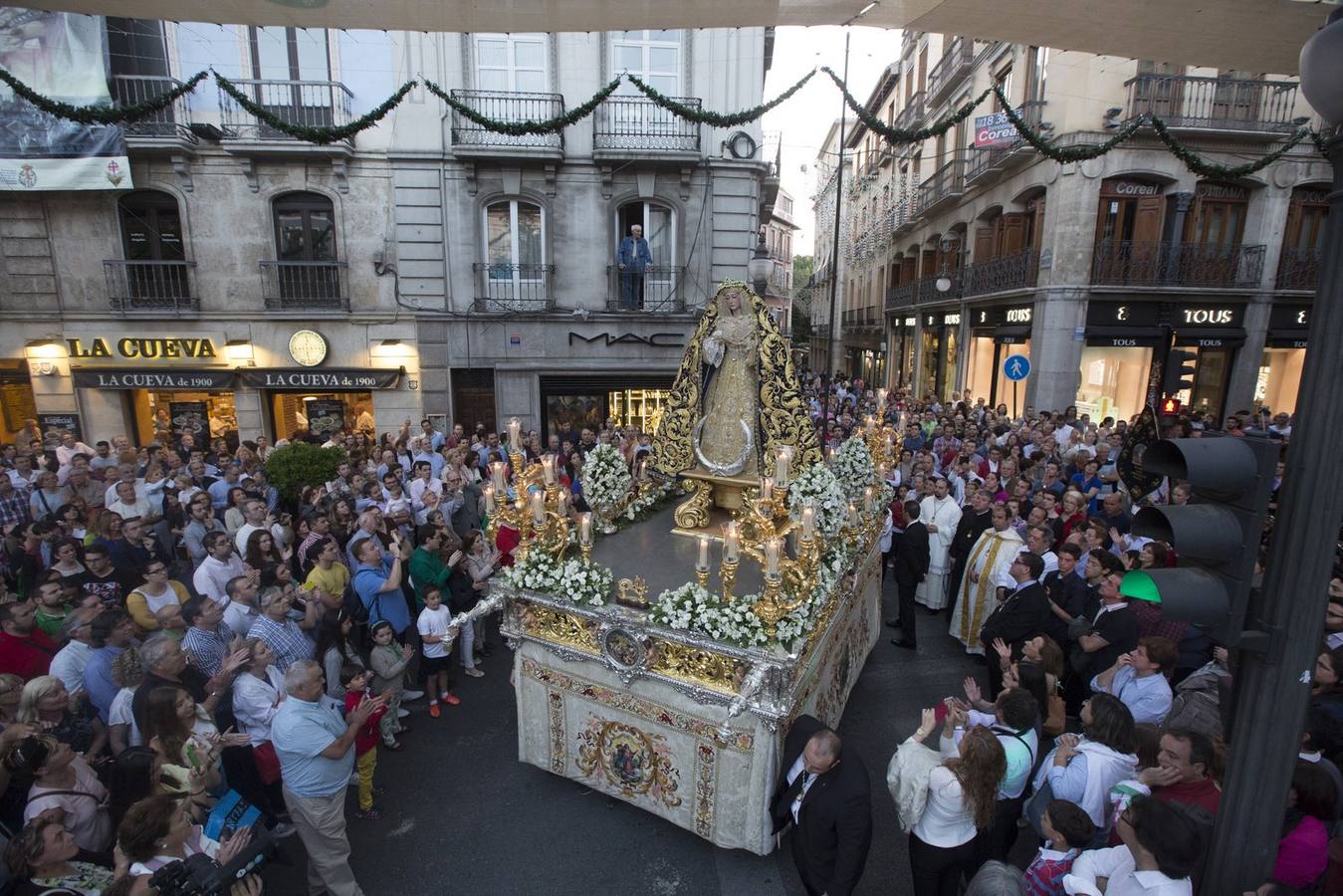 La Virgen de la Amargura, arropada por los granadinos en su traslado a la Catedral