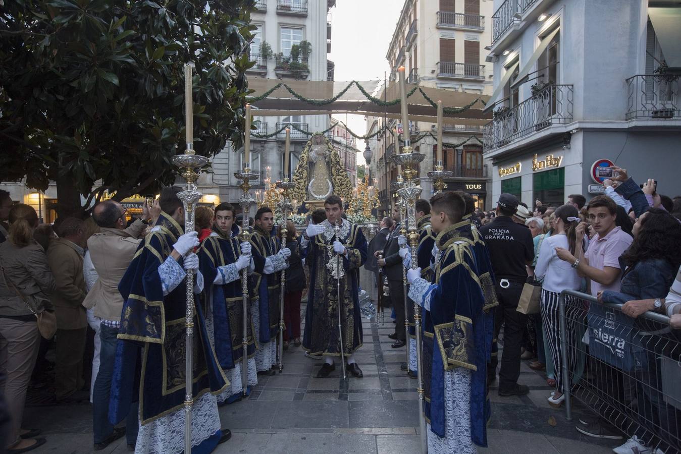 La Virgen de la Amargura, arropada por los granadinos en su traslado a la Catedral