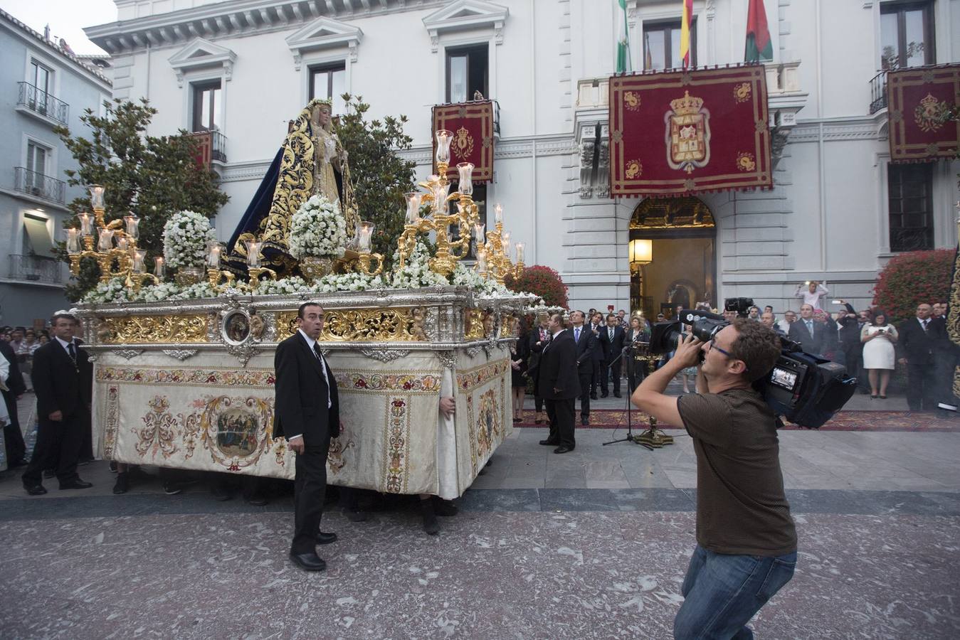 La Virgen de la Amargura, arropada por los granadinos en su traslado a la Catedral