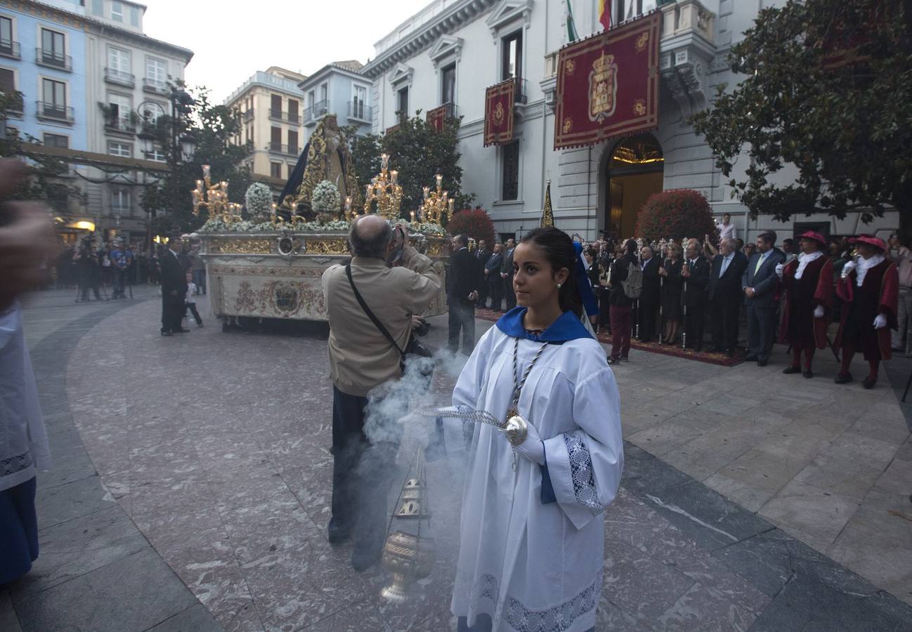 La Virgen de la Amargura, arropada por los granadinos en su traslado a la Catedral
