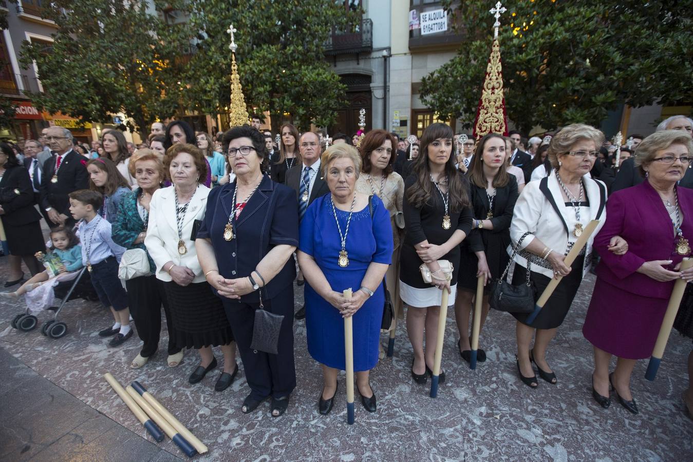 La Virgen de la Amargura, arropada por los granadinos en su traslado a la Catedral