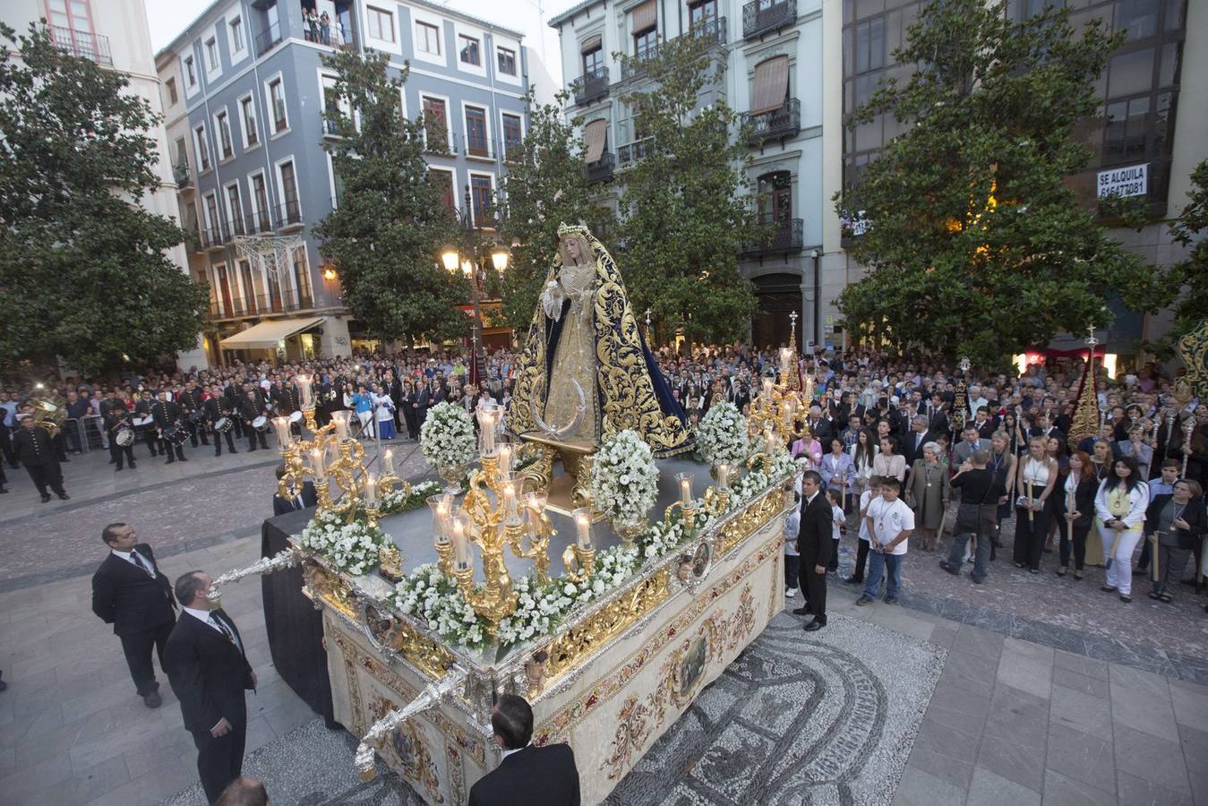 La Virgen de la Amargura, arropada por los granadinos en su traslado a la Catedral