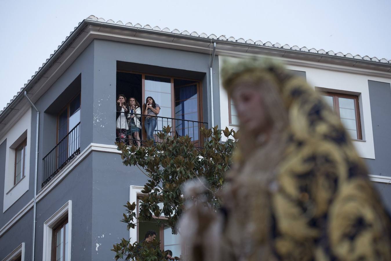 La Virgen de la Amargura, arropada por los granadinos en su traslado a la Catedral