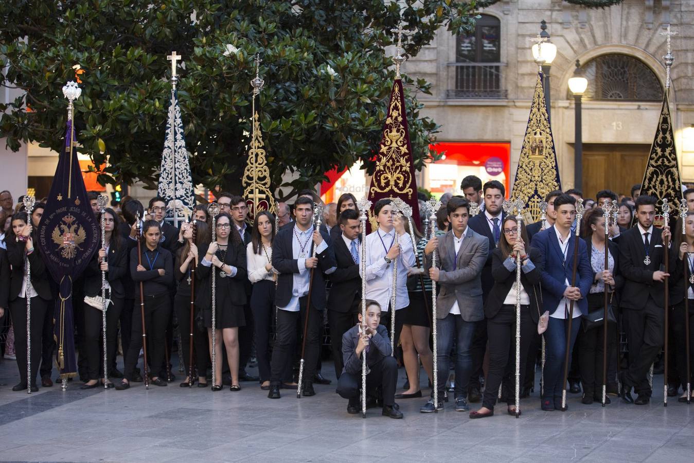 La Virgen de la Amargura, arropada por los granadinos en su traslado a la Catedral