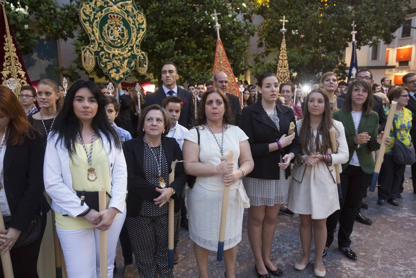 La Virgen de la Amargura, arropada por los granadinos en su traslado a la Catedral
