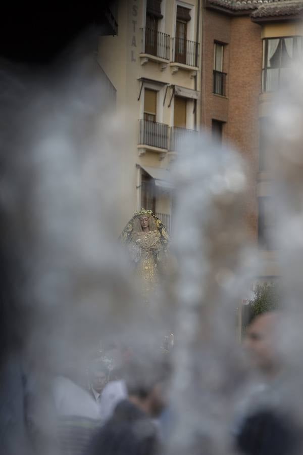 La Virgen de la Amargura, arropada por los granadinos en su traslado a la Catedral