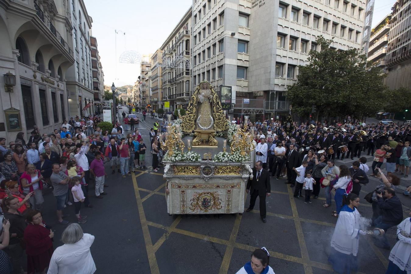 La Virgen de la Amargura, arropada por los granadinos en su traslado a la Catedral
