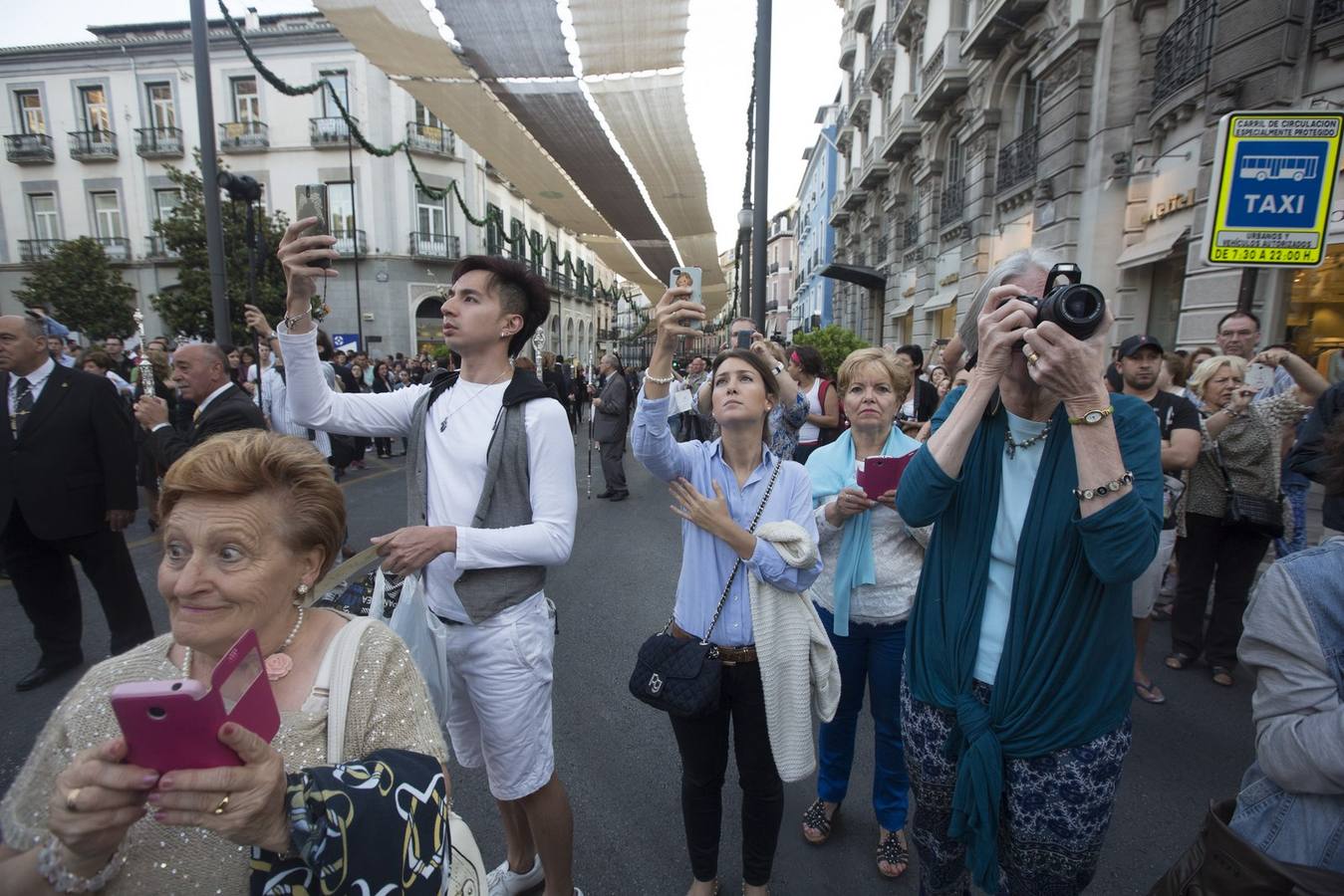 La Virgen de la Amargura, arropada por los granadinos en su traslado a la Catedral
