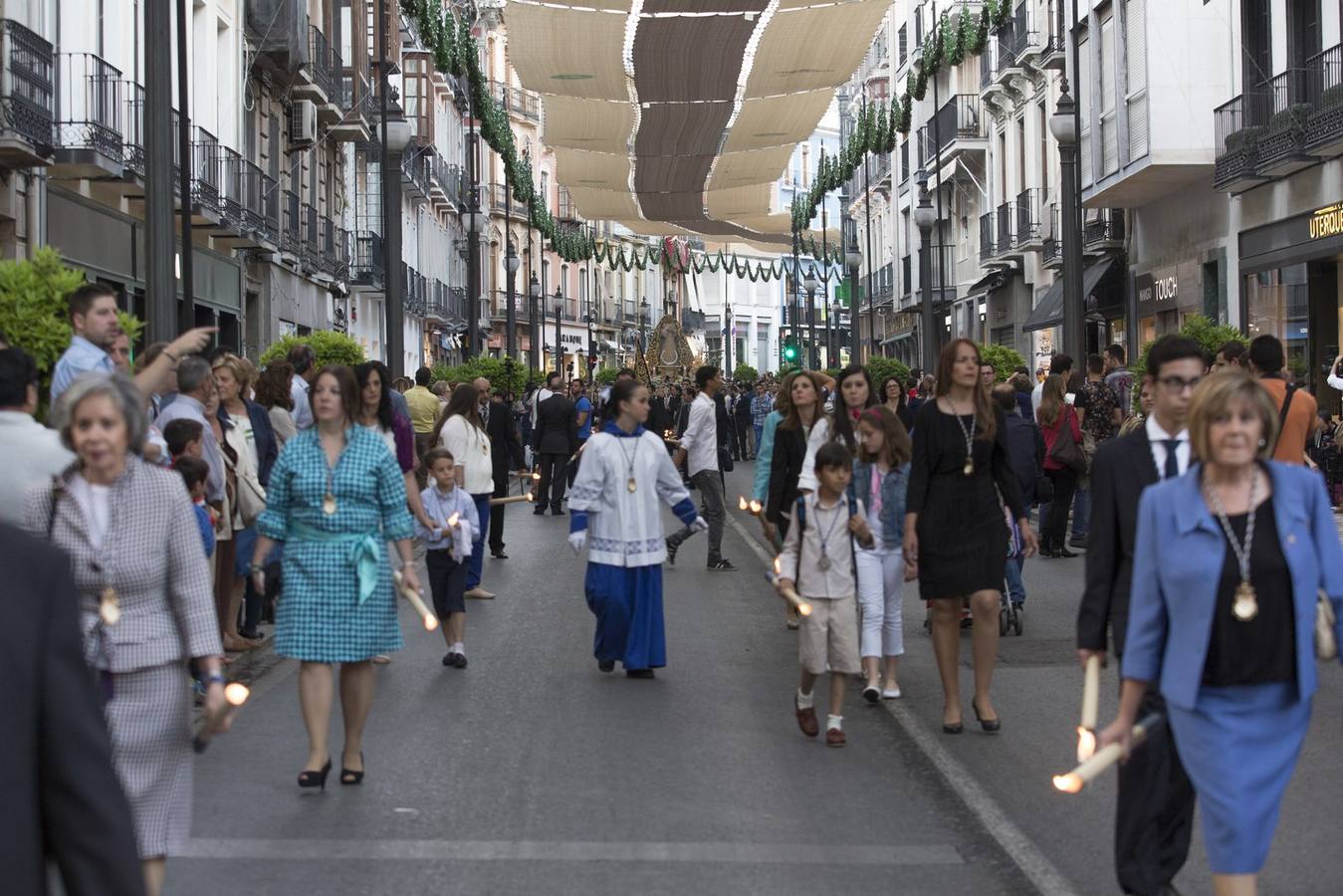 La Virgen de la Amargura, arropada por los granadinos en su traslado a la Catedral