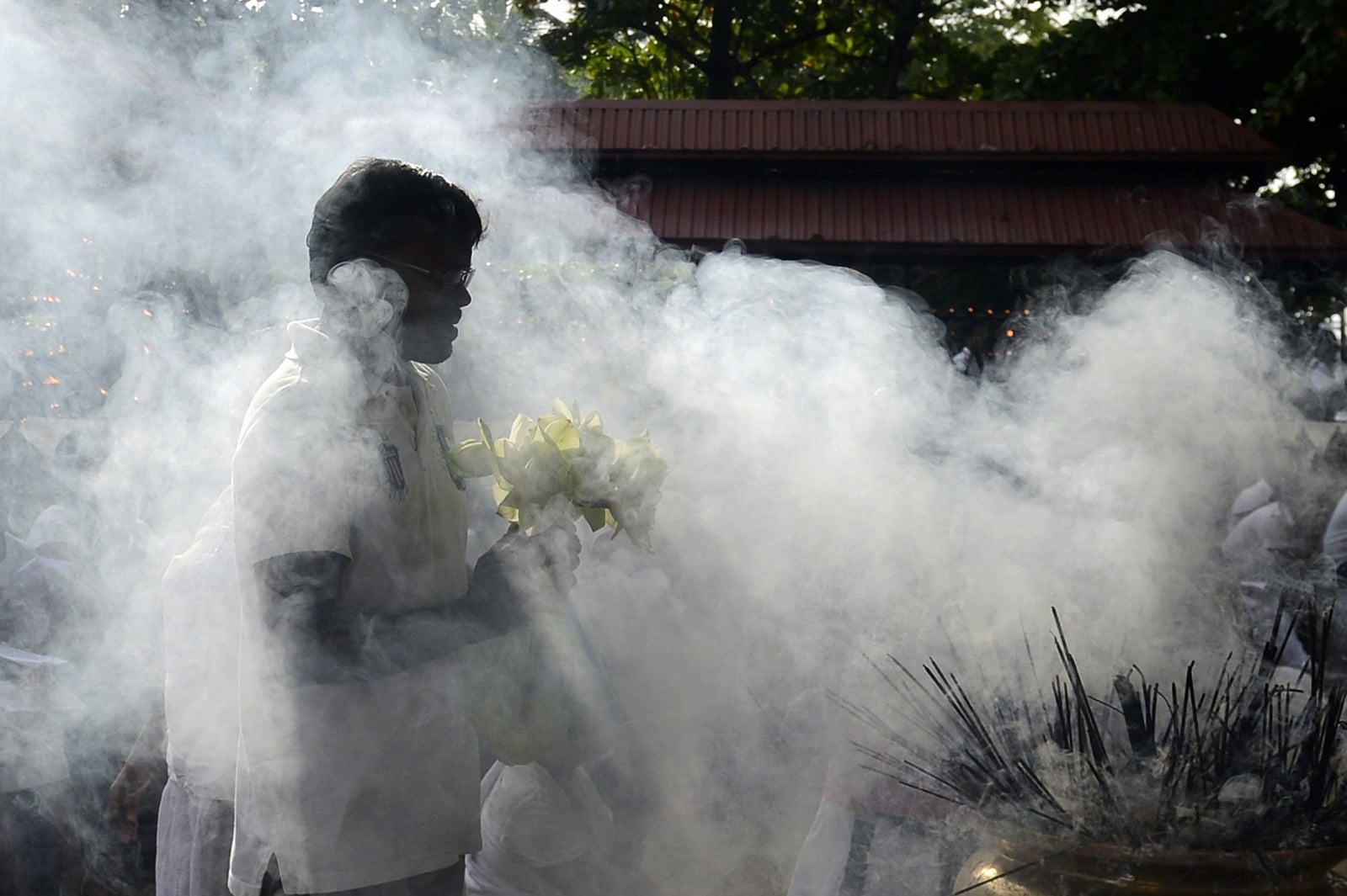 Un budista de Sri Lanka, ora en un templo en Colombo.