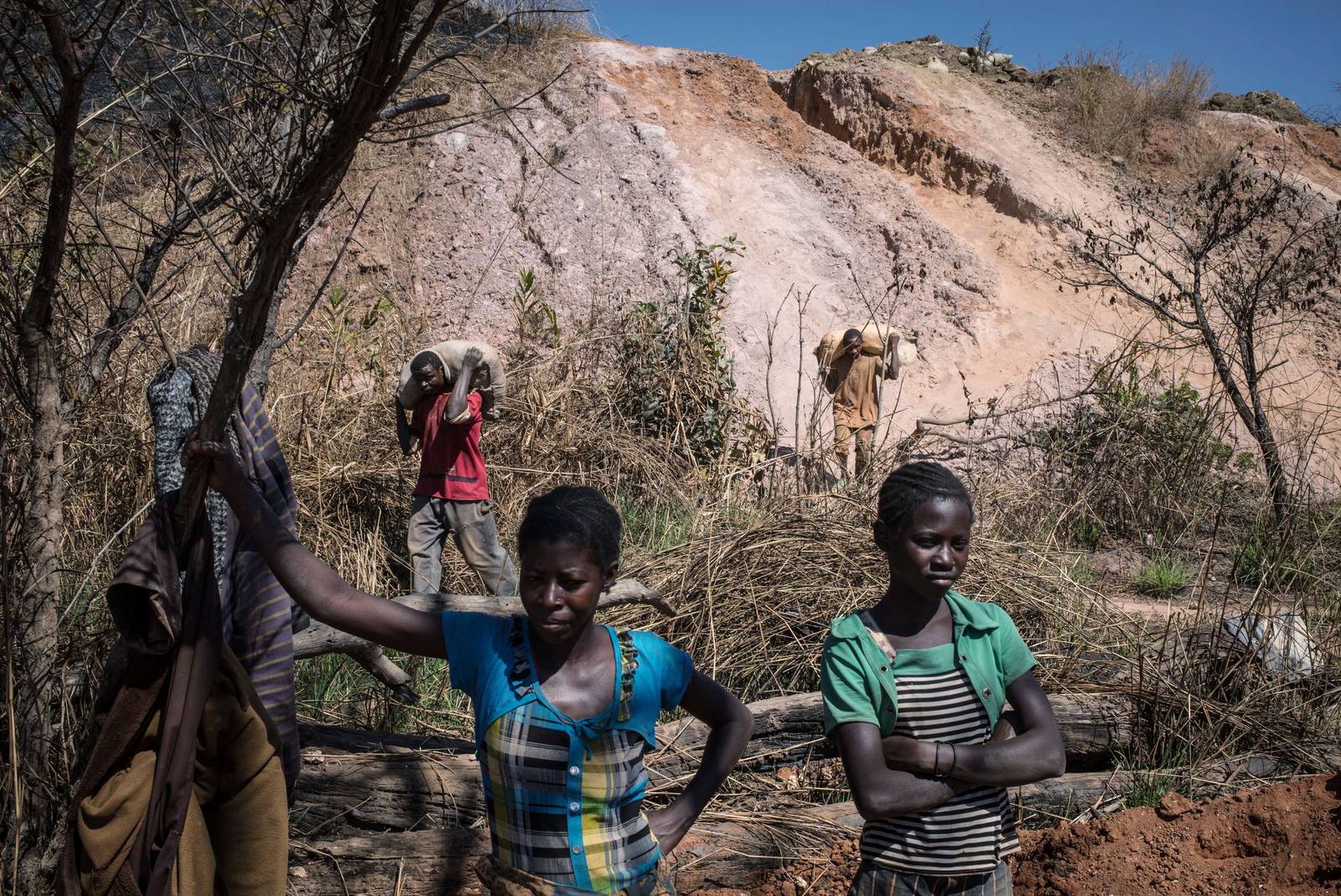 Mujeres esperan para recibir material de desechos de la mina de cobalto entre Lubumbashi y Kolwezi.