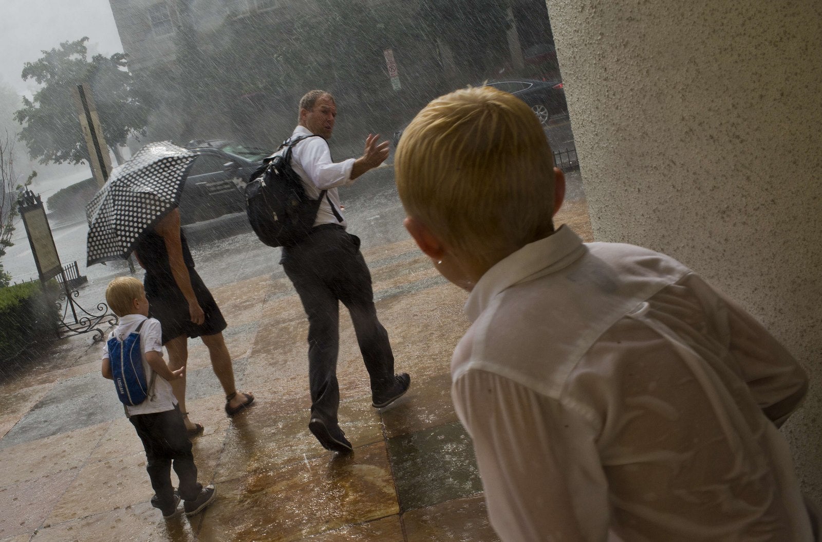 Una familia corre para tomar un taxi durante una fuerte tormenta en Washington.