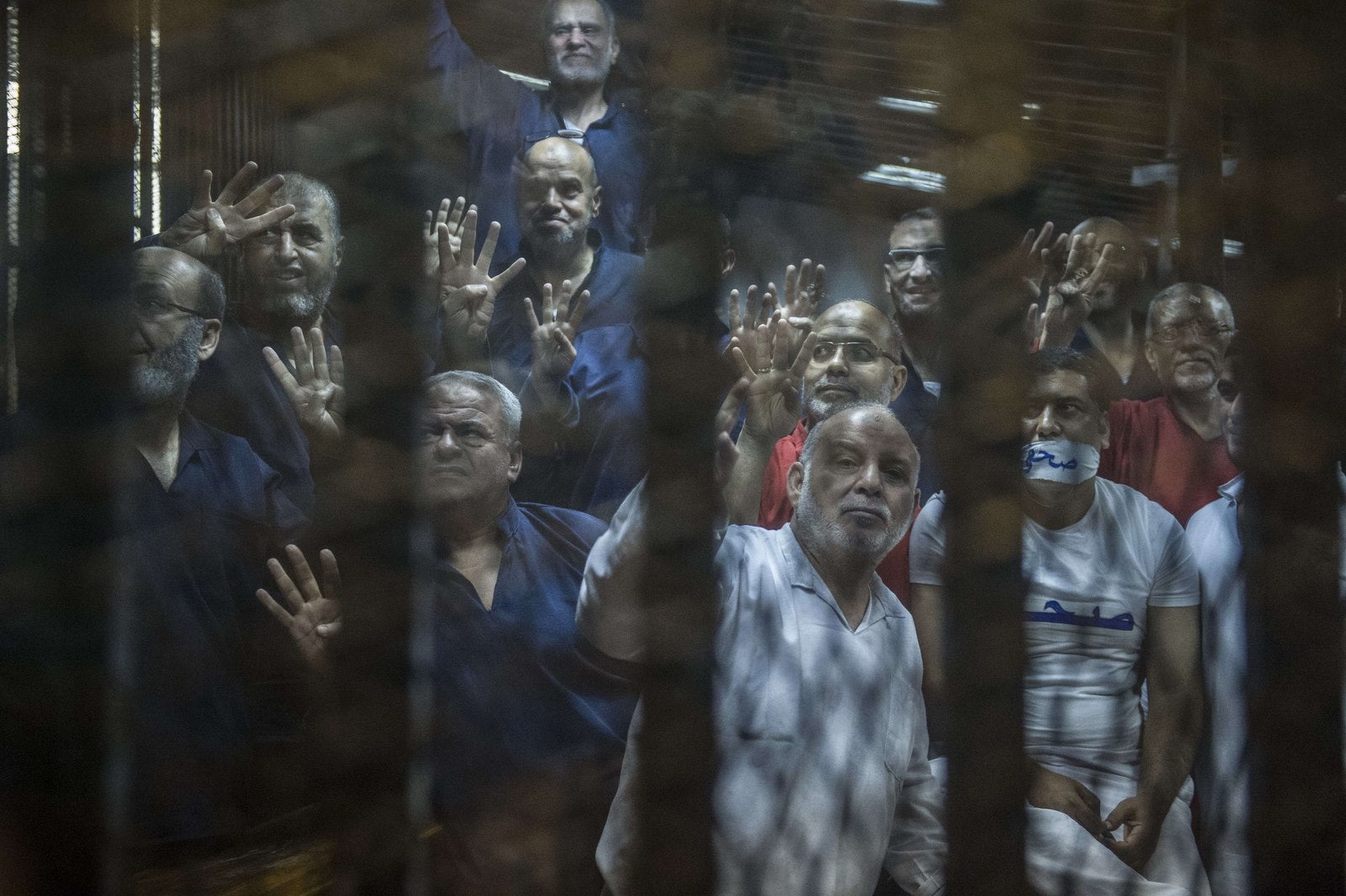 Miembros de la Hermandad Musulmana Khairat al-Shater asisten a su juicio, junto con el derrocado presidente Mohamed Morsi.