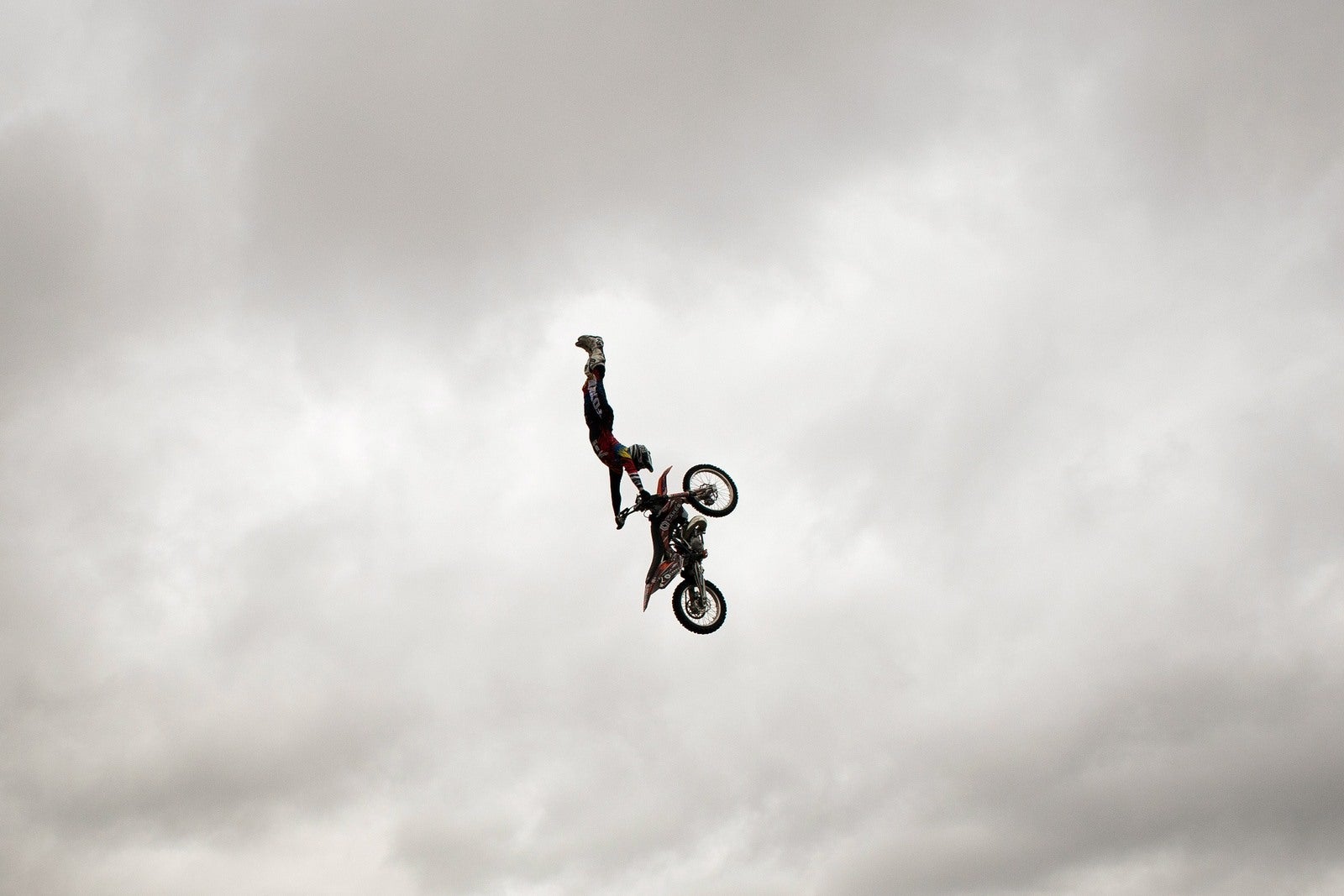 Freestyle motocross el corredor Steve Sommerfield salta con su moto KTM en Londres.