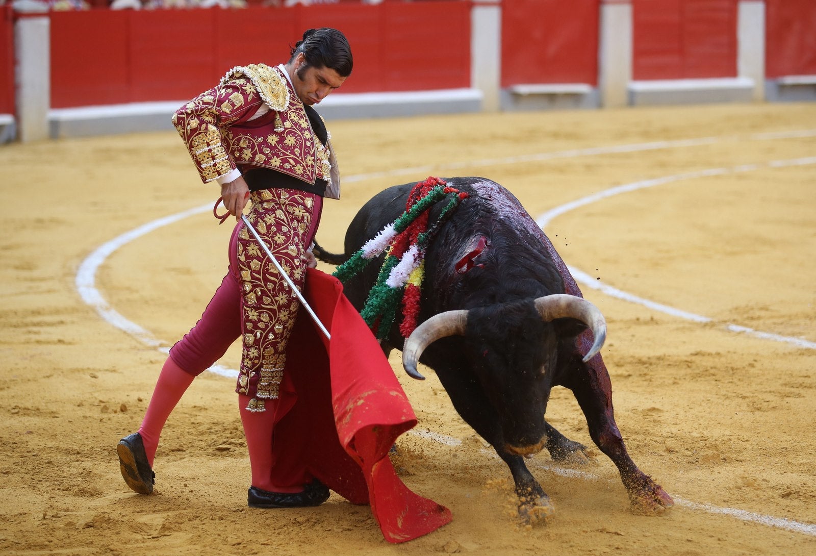 Triunfos de Morante y Talavante y Manzanares, que cae herido, en Granada