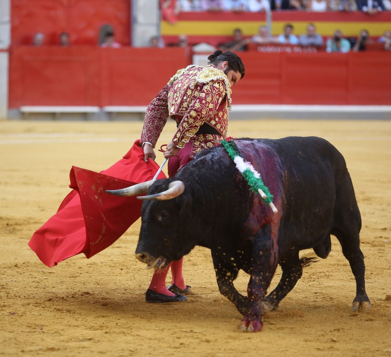 Triunfos de Morante y Talavante y Manzanares, que cae herido, en Granada