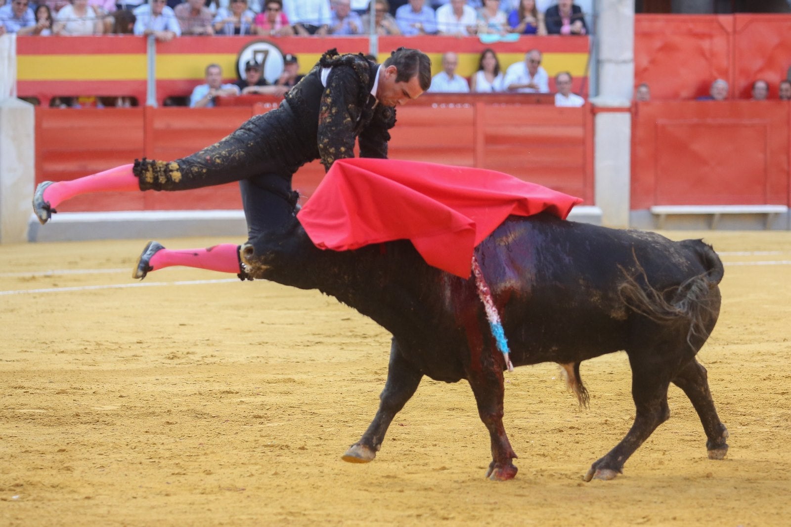 Triunfos de Morante y Talavante y Manzanares, que cae herido, en Granada