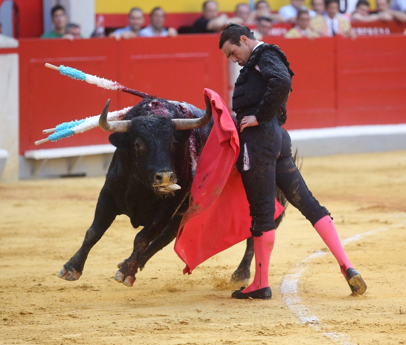 Triunfos de Morante y Talavante y Manzanares, que cae herido, en Granada