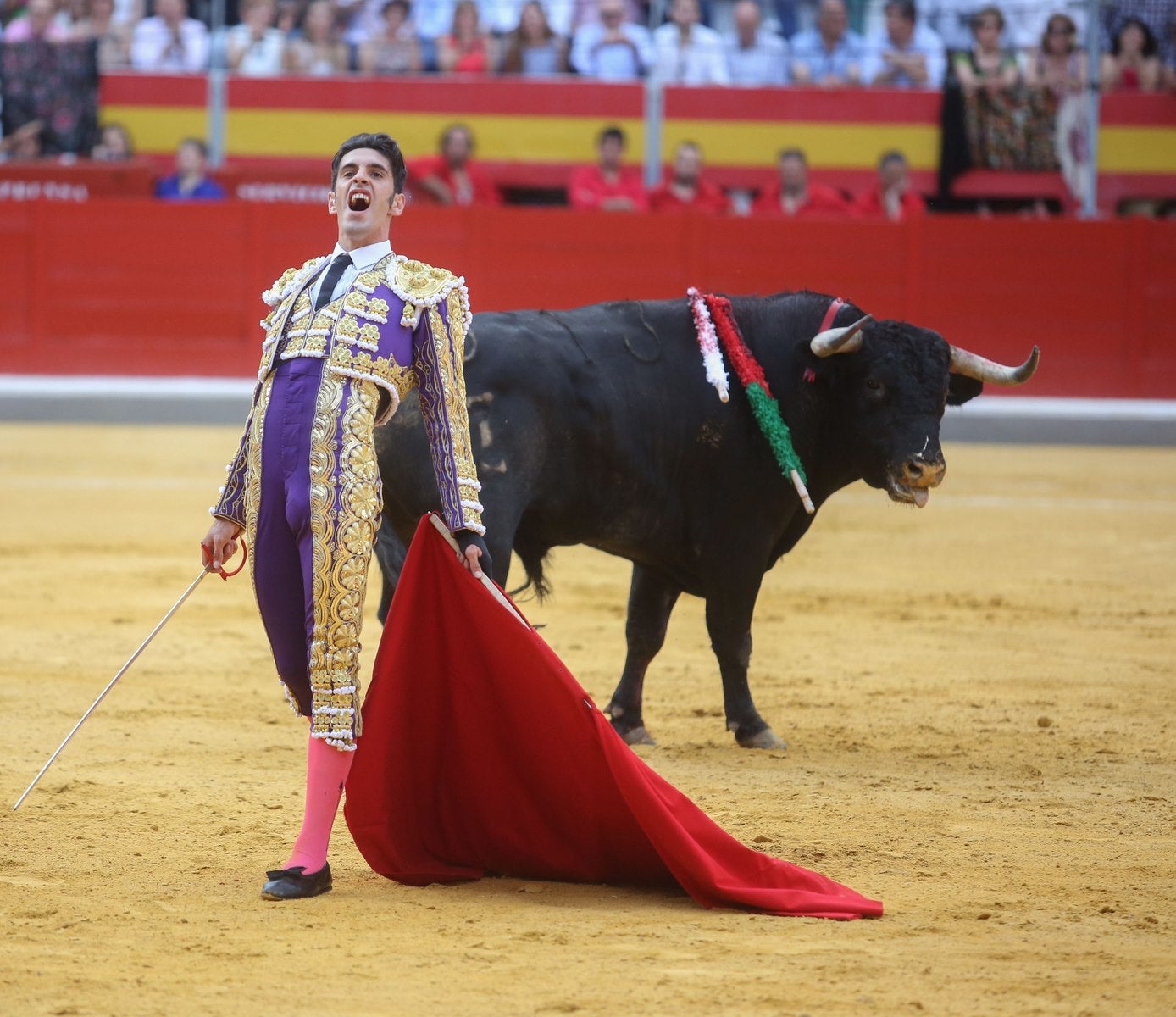 Triunfos de Morante y Talavante y Manzanares, que cae herido, en Granada