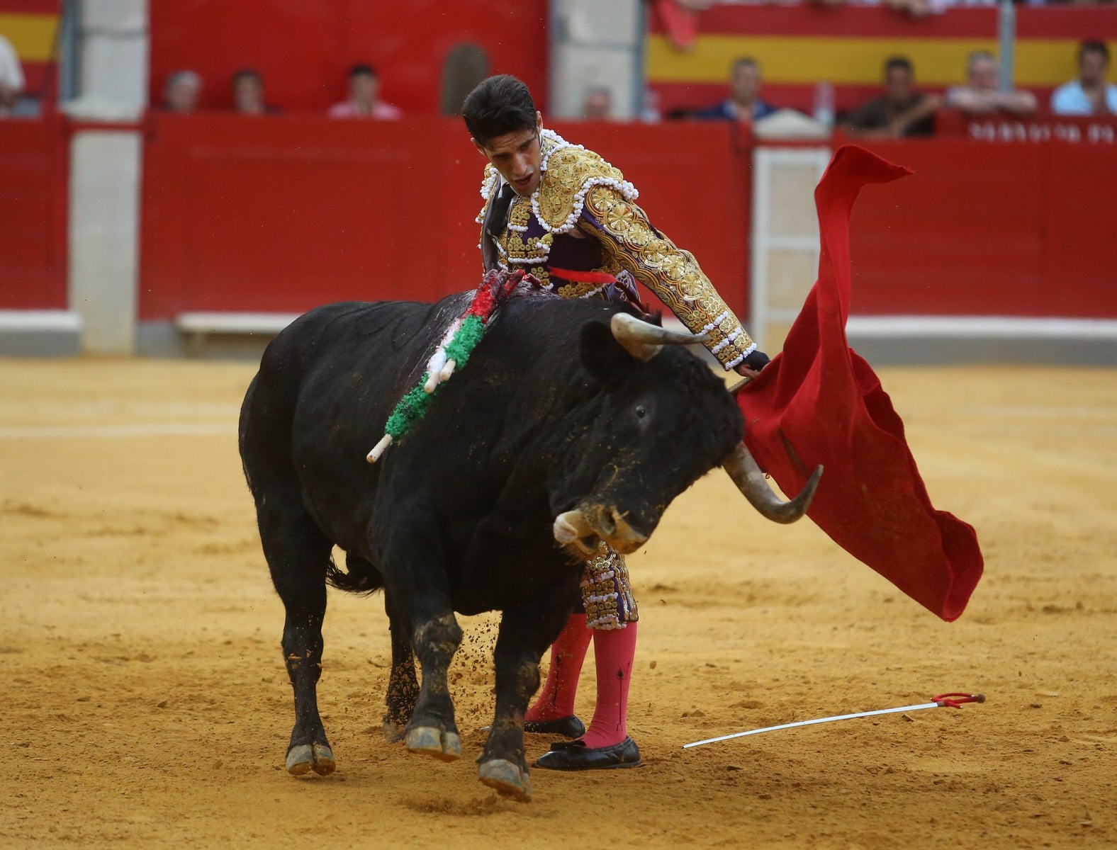 Triunfos de Morante y Talavante y Manzanares, que cae herido, en Granada