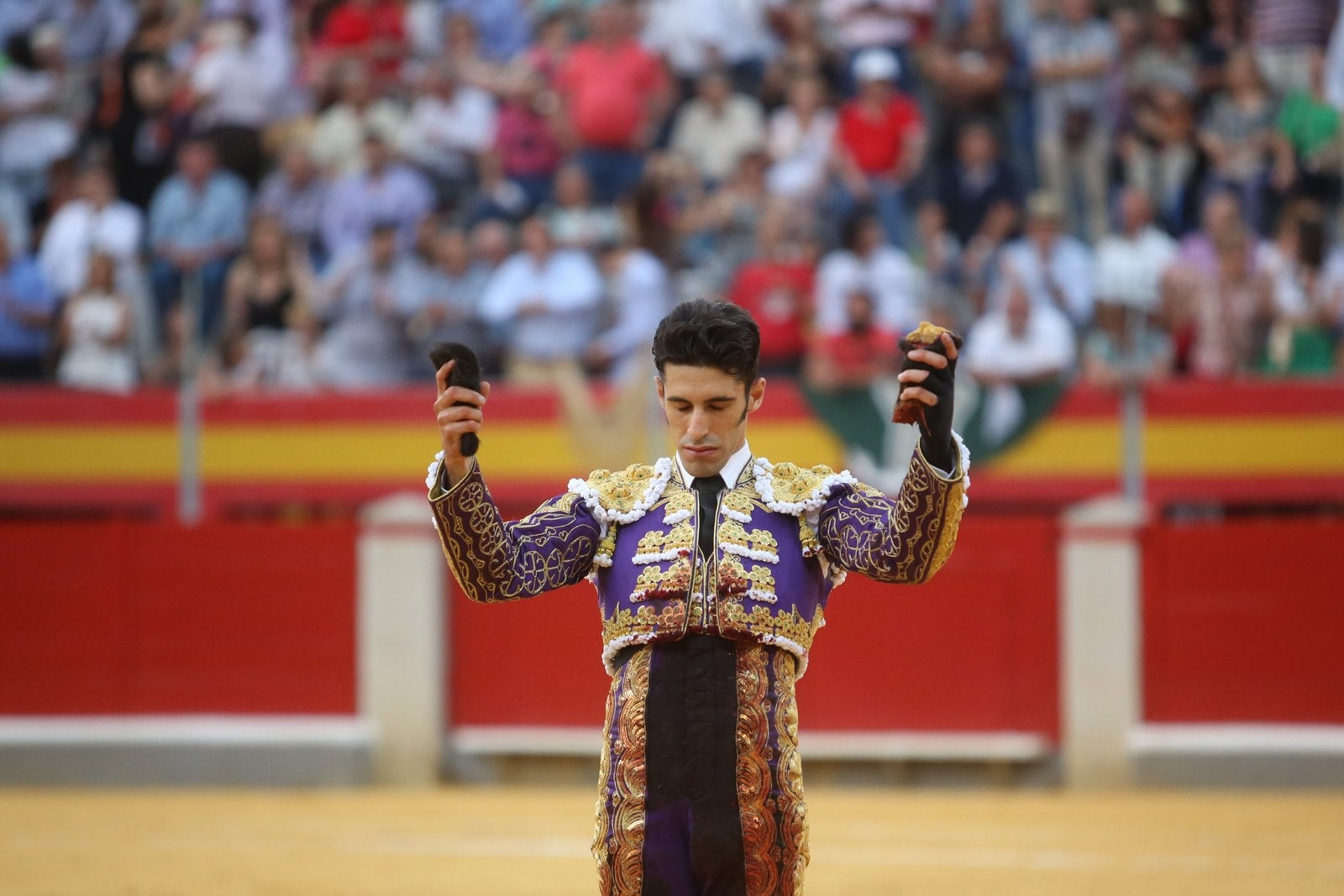 Triunfos de Morante y Talavante y Manzanares, que cae herido, en Granada