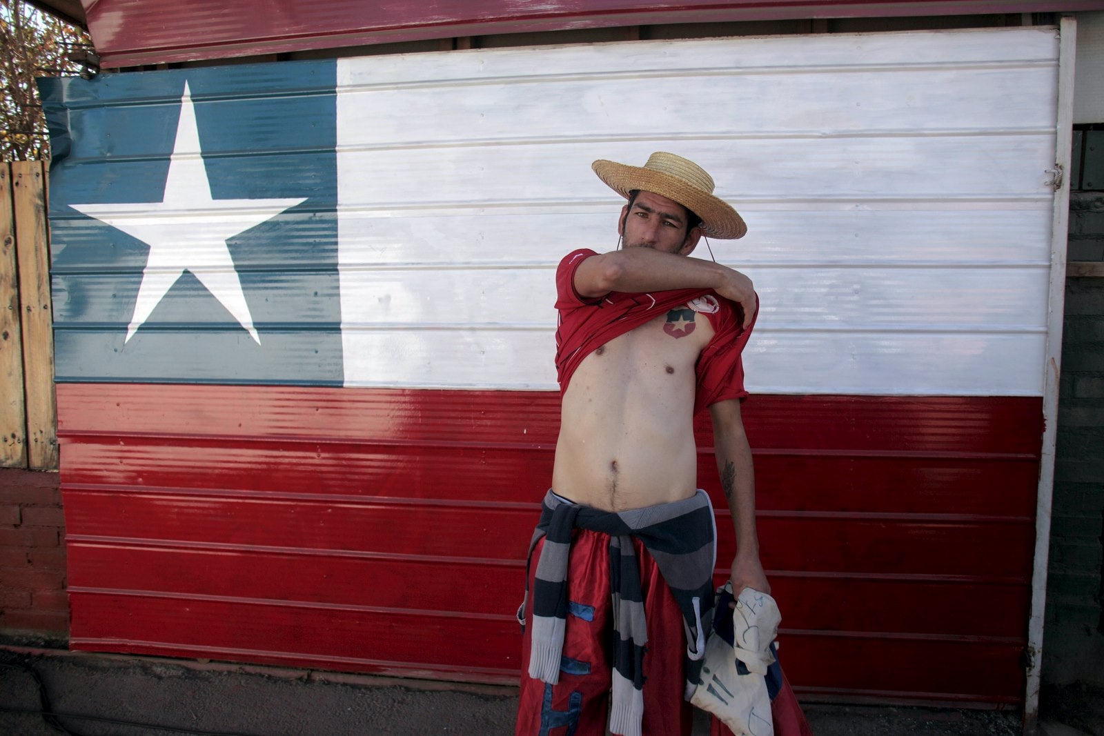 Un ventilador muestra su tatuaje mientras posa para una foto durante una sesión de entrenamiento para el equipo nacional de fútbol de Chile.