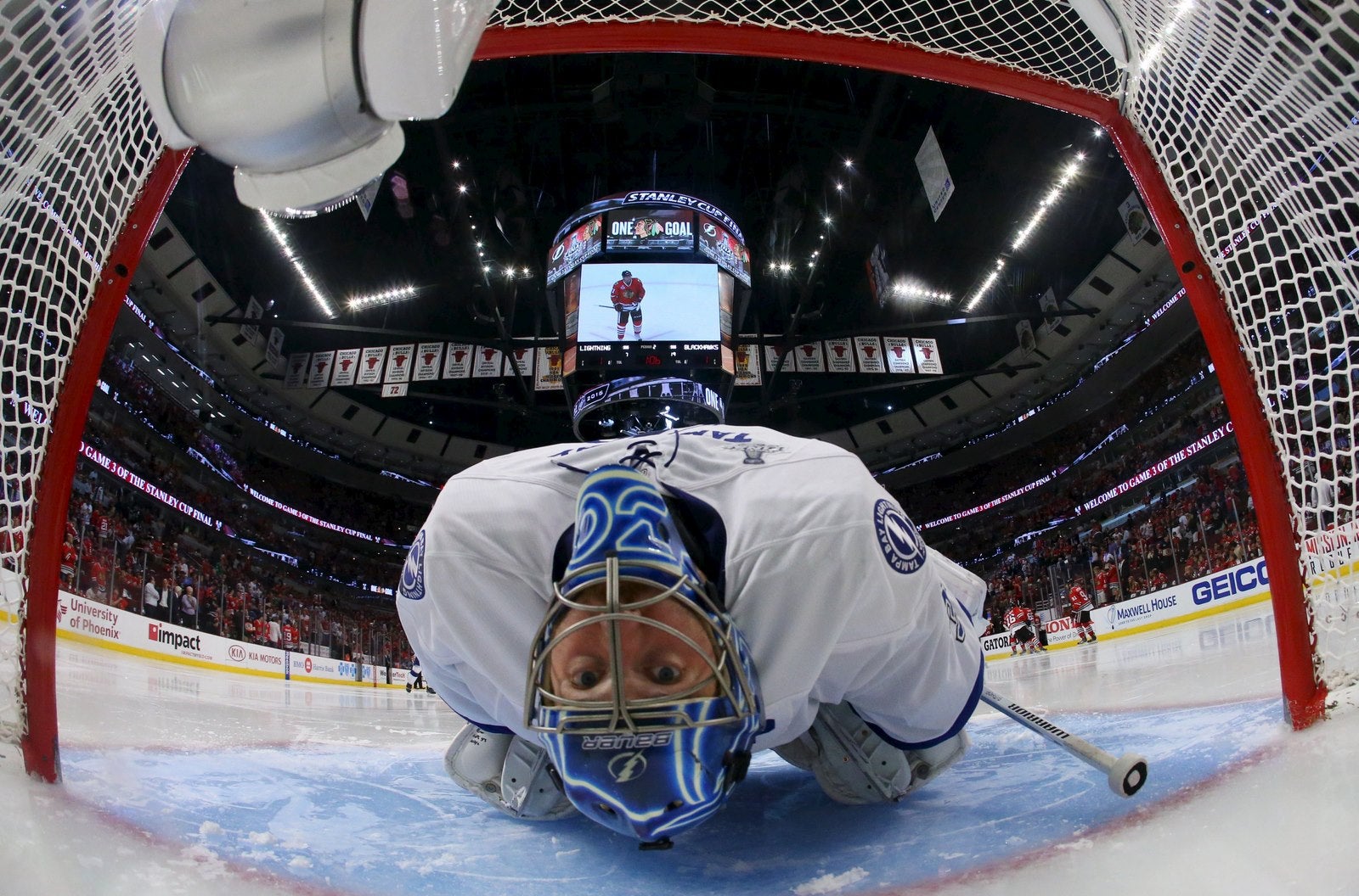 Portero Tampa Bay Lightning Ben Bishop se extiende ante el segundo período en el tercer juego de la final 2015 de la Copa Stanley contra los Blackhawks de Chicago en el United Center.