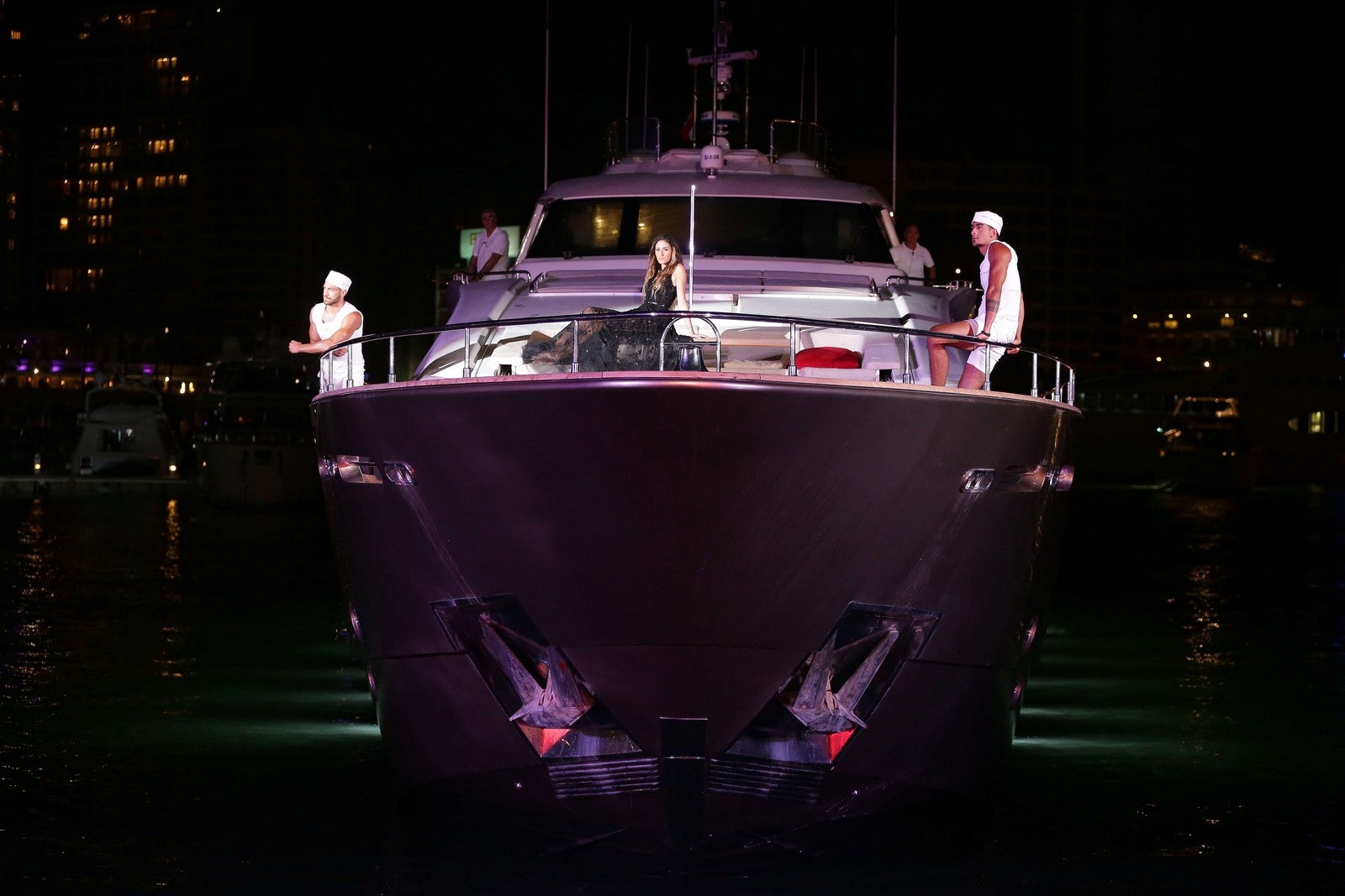 Modelos en un barco con creaciones de la diseñadora de moda libanés, Elie Saab, durante un desfile de moda como parte de la Premiere Yachting 2015.