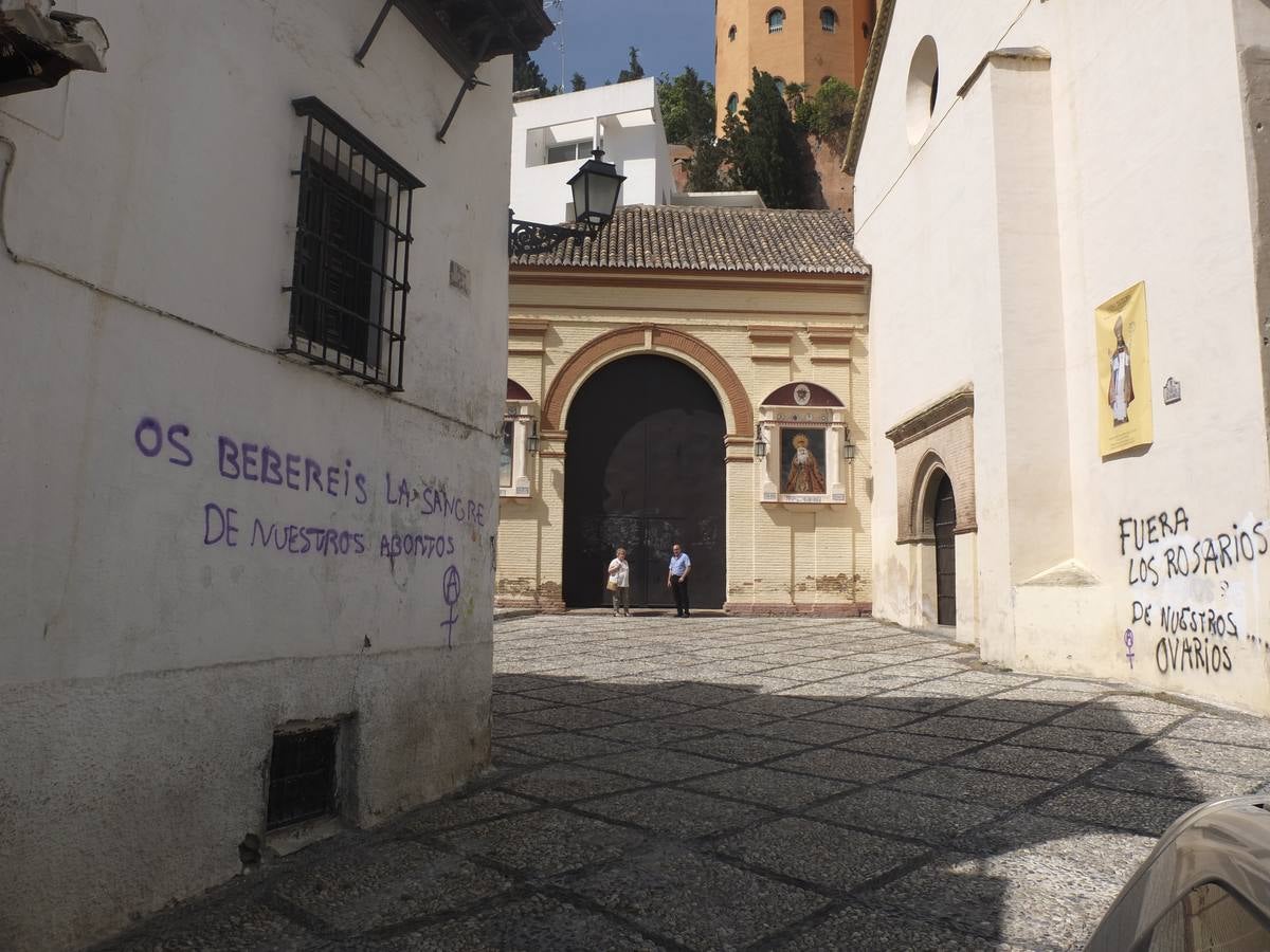 La Hermandad de los Favores denuncia unas pintadas blasfemas
