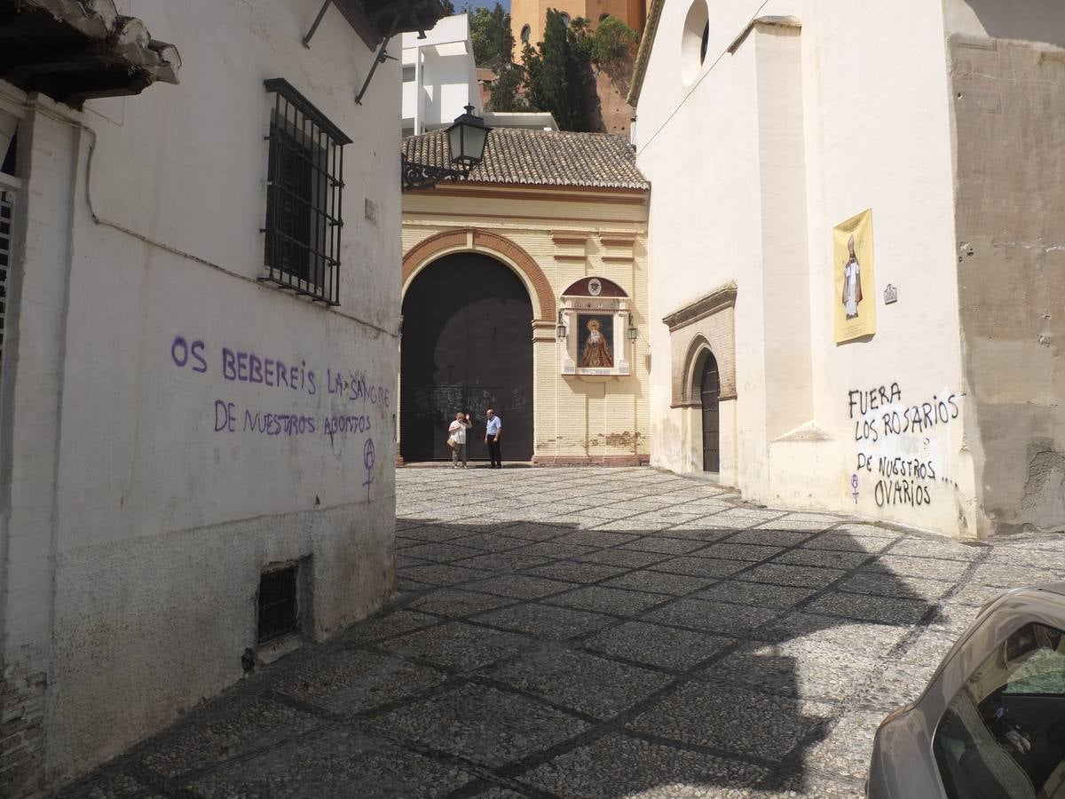 La Hermandad de los Favores denuncia unas pintadas blasfemas