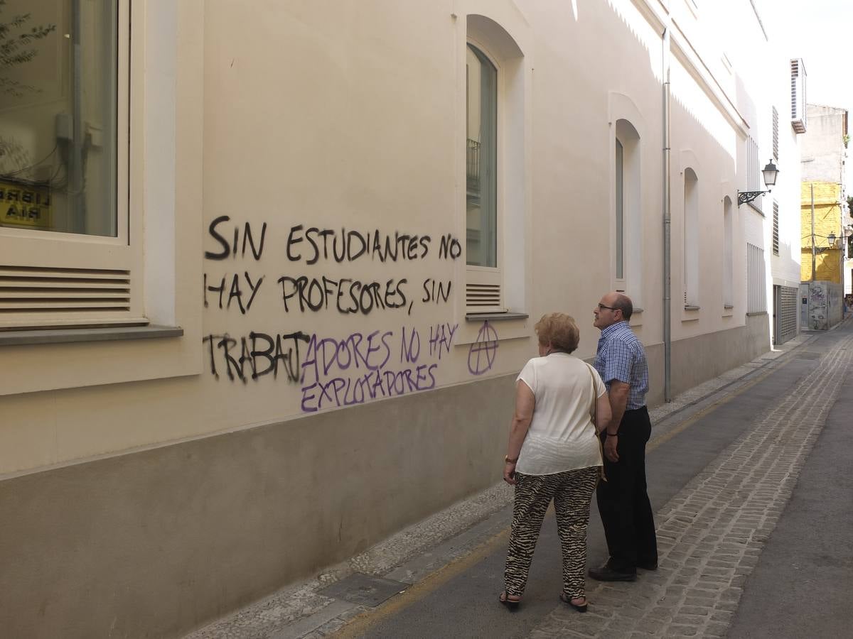 La Hermandad de los Favores denuncia unas pintadas blasfemas