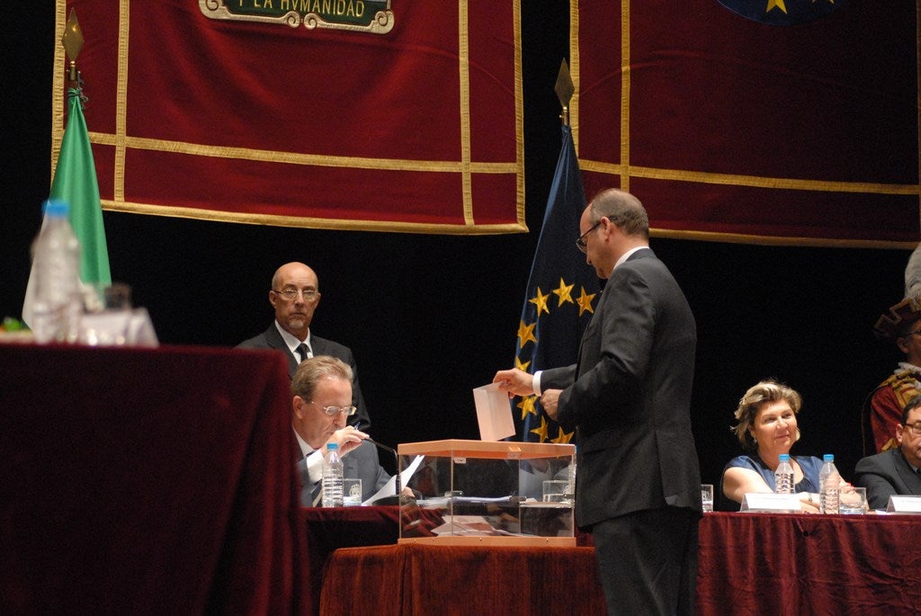 Un tenso pleno da por sorpresa la alcaldía de Almería a Rodríguez-Comendador