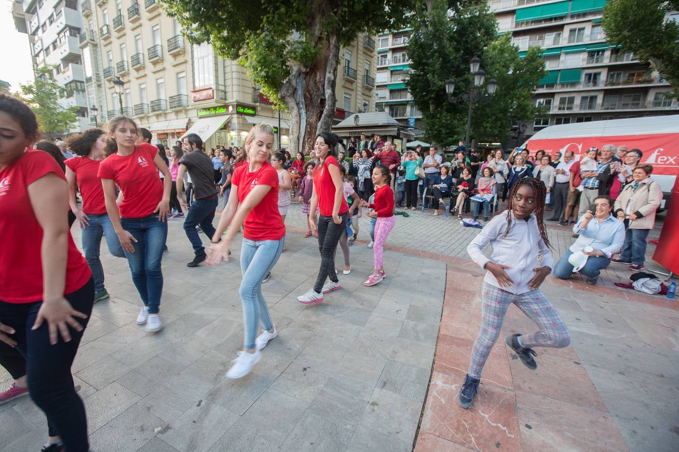 El FEX llena de música y color Granada