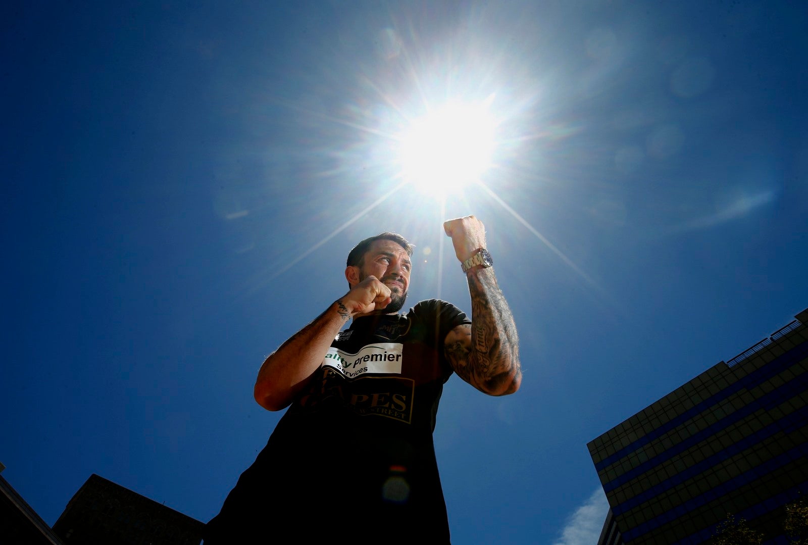 Paul Smith posa antes de su pelea.