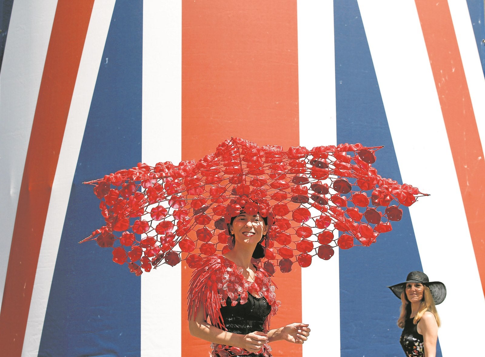 Larisa Katz posa para una fotografía durante el día de las señoras en el Royal Ascot, en Berkshire, al oeste de Londres.