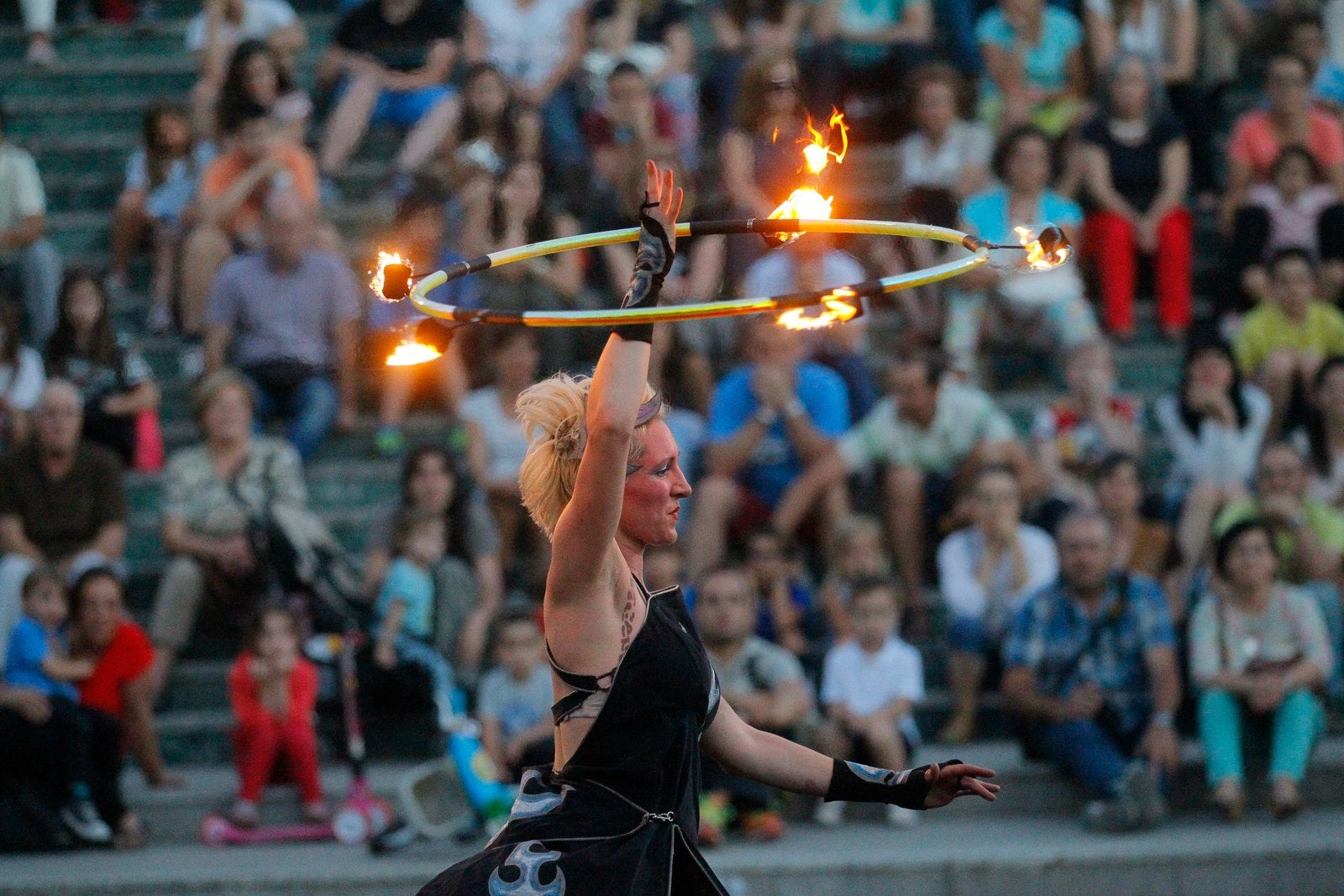 Espectáculo de fuego en el Festival de Extensión