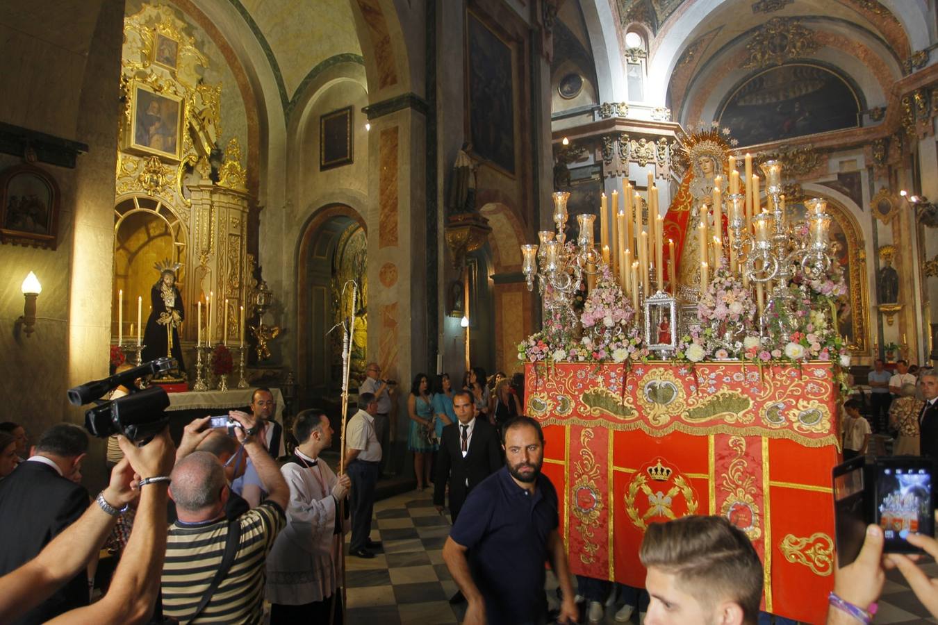 La Virgen del Rosario vuelve a &#039;su&#039; Carrera del Darro