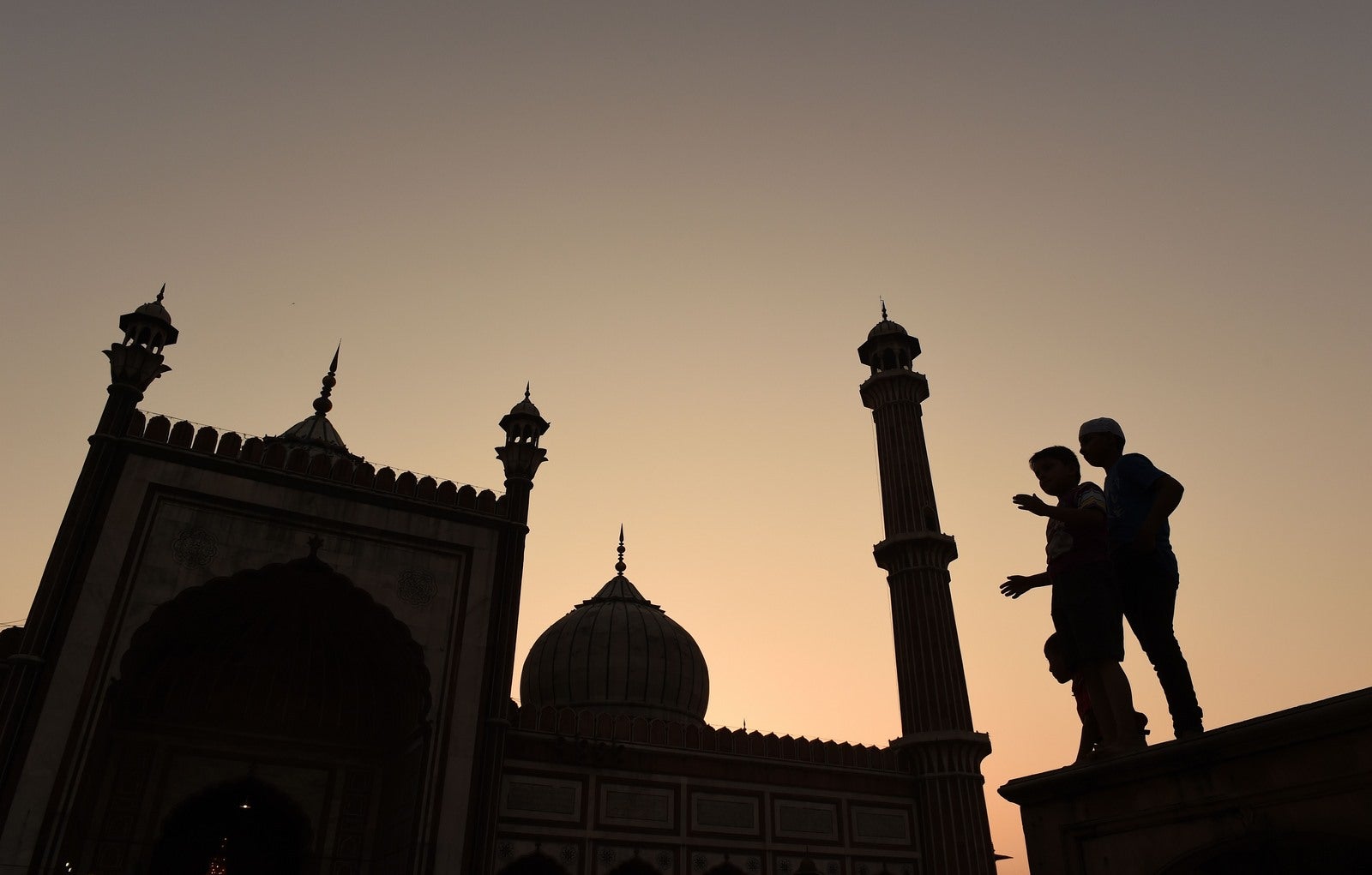 Niños india antes de romper su ayuno en la Jama Masjid en los barrios antiguos de Nueva Delhi.