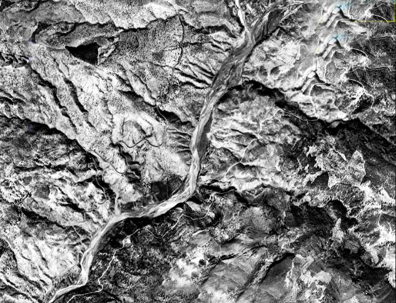 Rules. 1957. La superficie de agua embalsada y láminas de agua se ha multiplicado por más de 500, y ha dejado imágenes muy diferentes a como era el territorio hace 50 años, como la presa de Rules que embalsa en el Guadalfeo las aguas de la Alpujarra y el valle de Lecrín. En 1956 la imagen era la de un cauce virgen entre las sierras de Lújar, Pinos del Valle y la Alpujarra. Zonas áridas y pequeños cultivos.