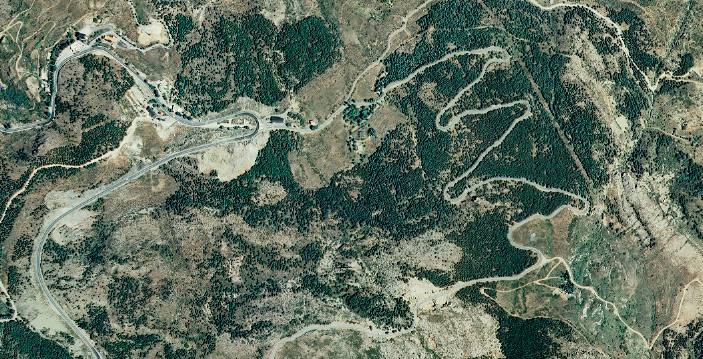 Dornajo. Actualidad. La imagen del Dornajo, en la subida a Sierra Nevada muestra el impacto del hombre con la nueva carretera, pero también como las repoblaciones de los sesenta y la naturalización llevada a cabo posteriormente han regenerado las cubiertas vegetales, que en esta zona estaban muy deterioradas. La estación de esquí no figura en las imágenes a las que la Junta de Andalucía permite el acceso.
