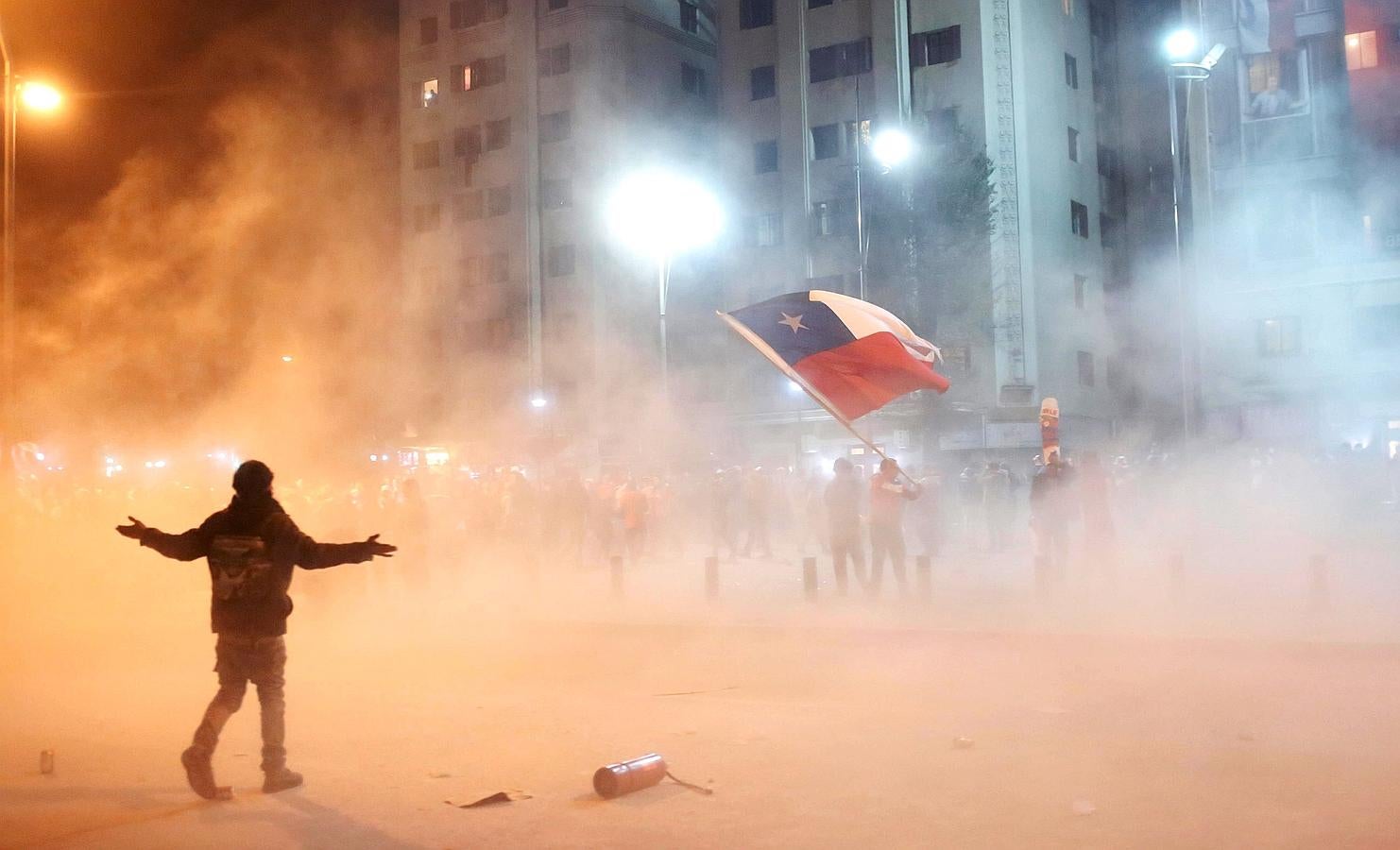 Aficionados chilenos celebran después de la victoria de Chile sobre Perú en el partido de fútbol de semi-final de la Copa América en Santiago, Chile.