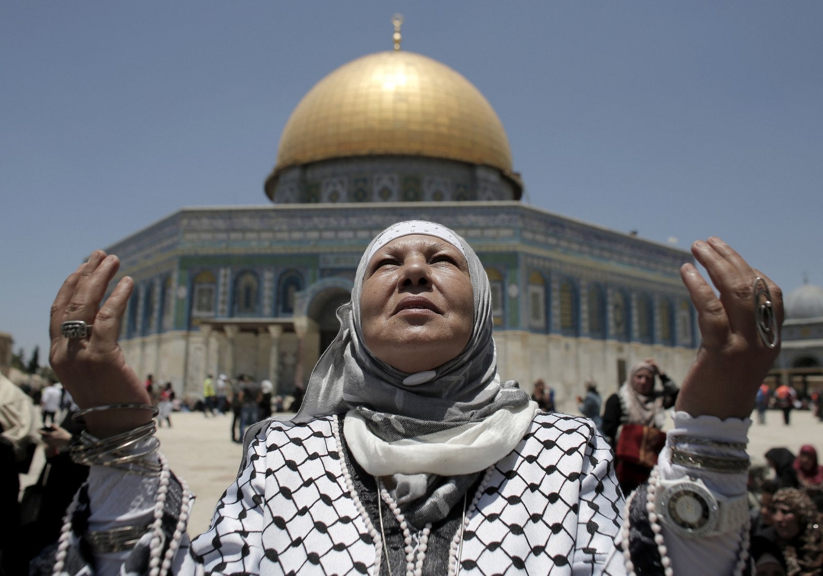 Mujeres palestinas oran fuera de la Cúpula de la Roca en el complejo de la mezquita de Al-Aqsa en Jerusalén.