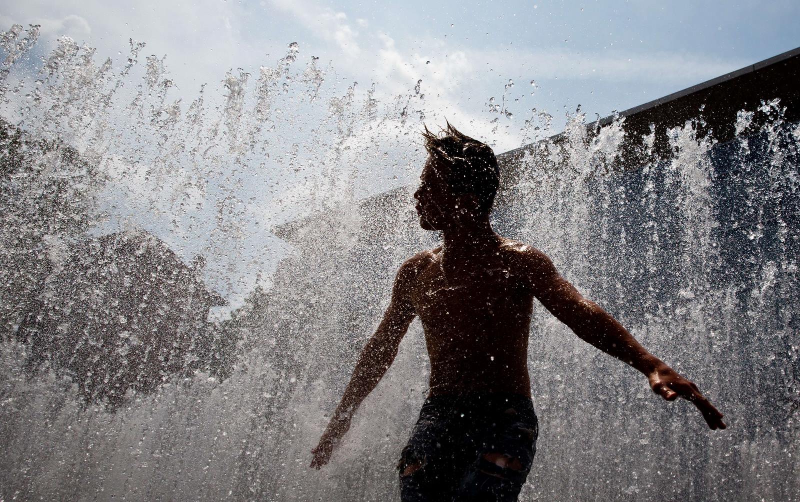 Un niño se refresca en una instalación de agua 'Agua Hexagonal Pabellón' por el artista holandés Jeppe Hein en Nuremberg (Baviera).