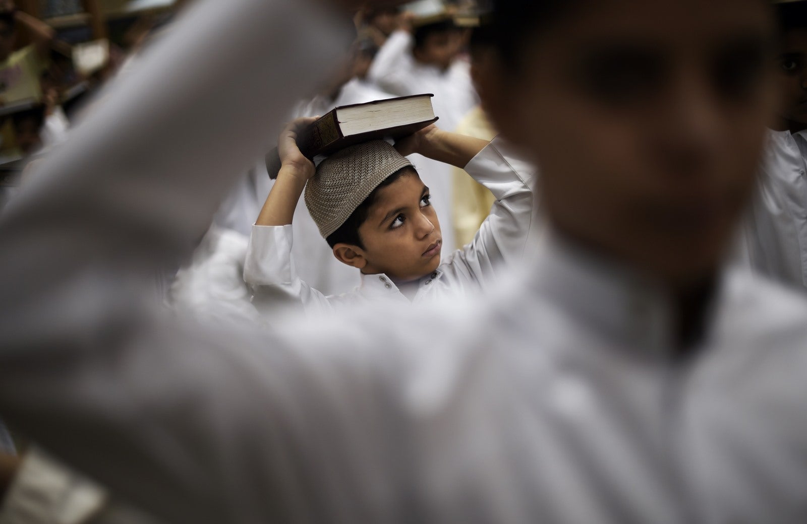Niños musulmanes de Bahrein asisten a una lectura del Corán.