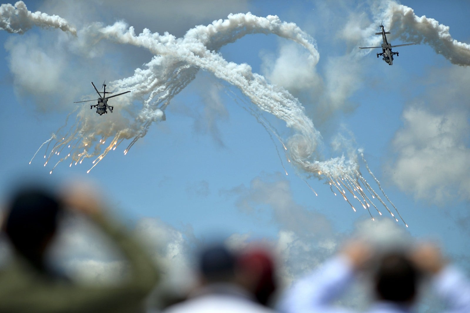 Pilotos de la Fuerza Aérea Colombiana en sus helicópteros Blackhawk -Arpia realizan acrobacias durante el festival de aire F-Air Colombia 2015 en el aeropuerto José María Córdova de Rionegro, departamento de Antioquia.