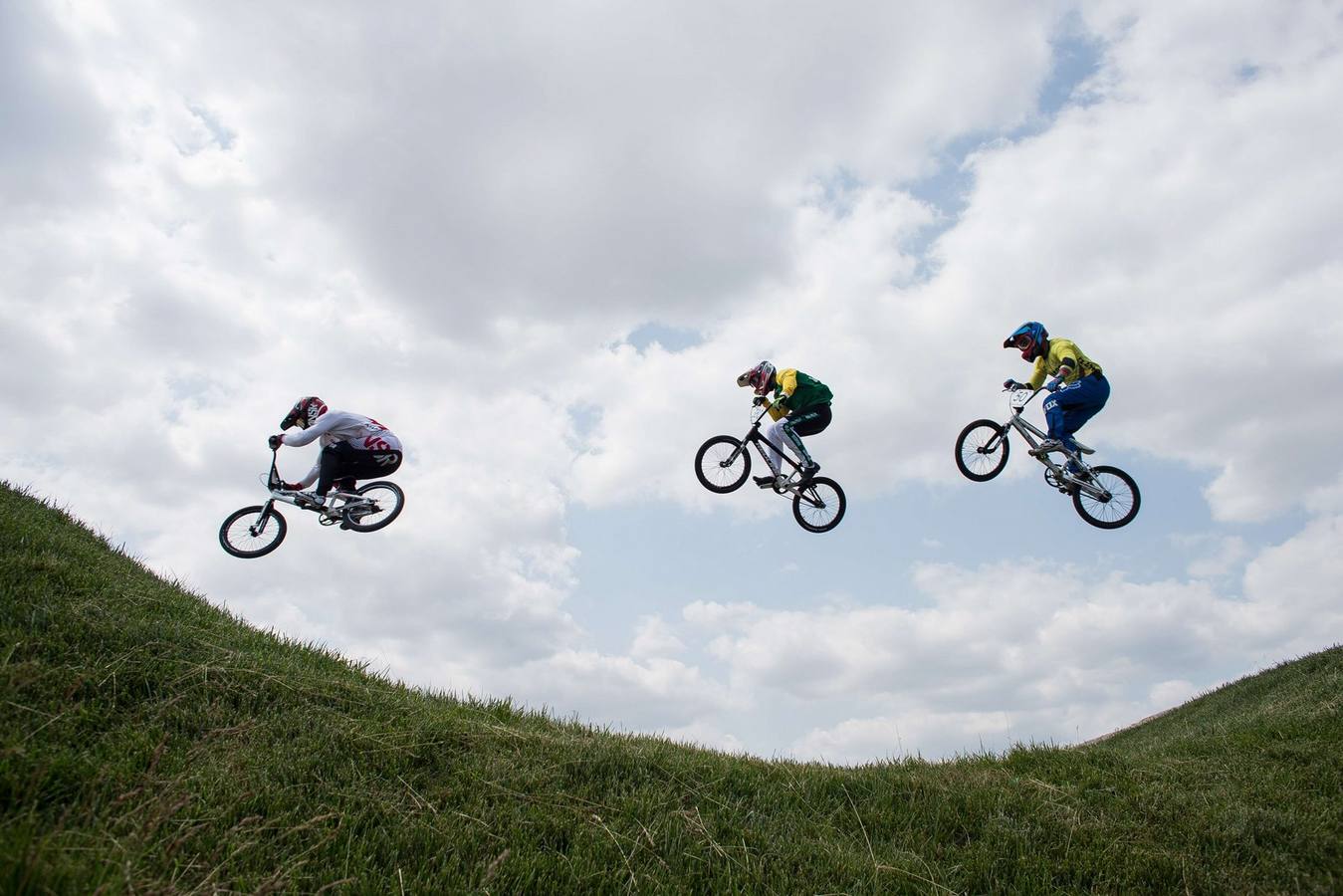 Ciclistas dan un salto durante la competición de BMX en los Juegos Panamericanos de 2015 en Toronto.