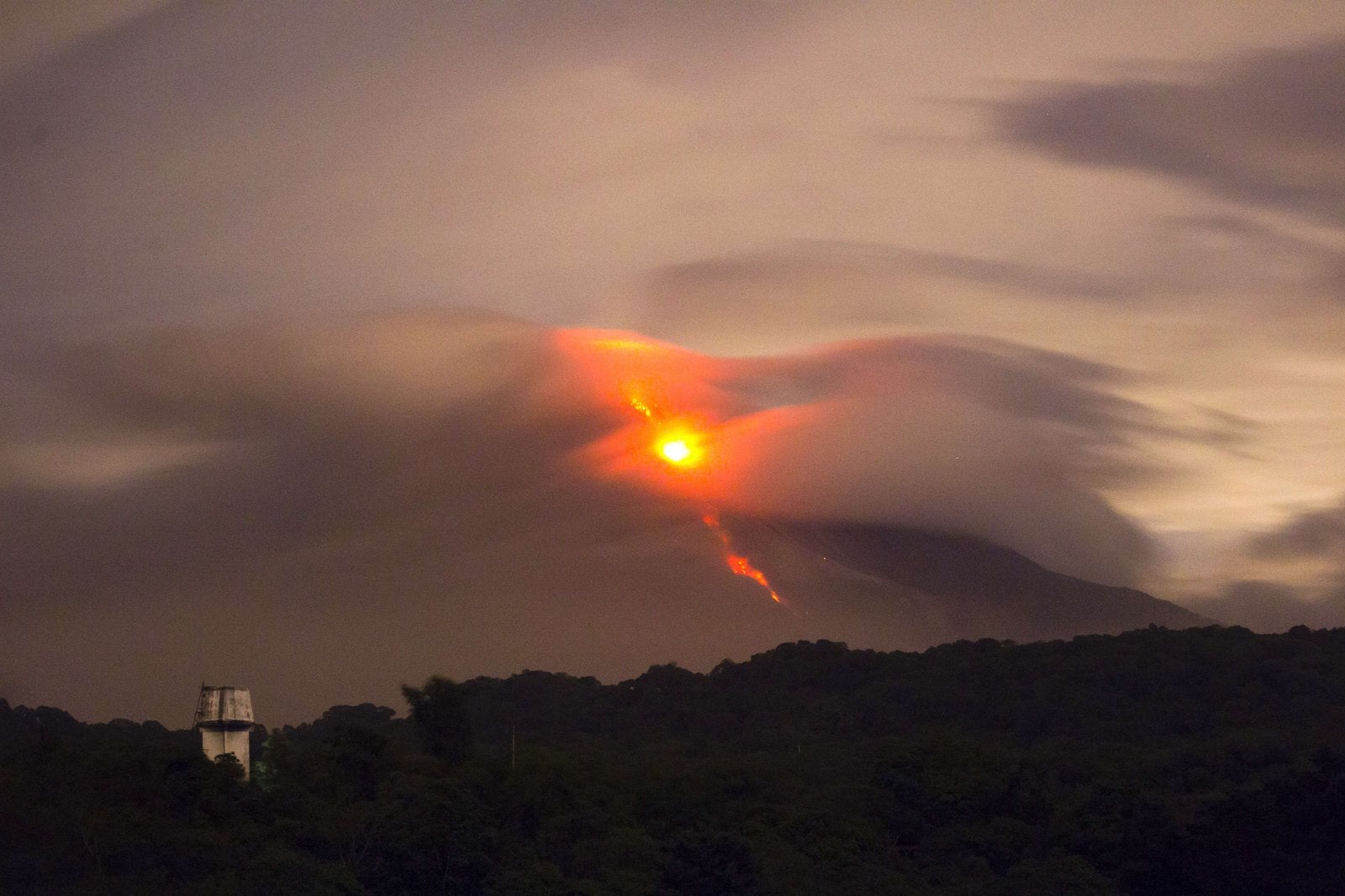 Vista del Volcán de Fuego en erupción desde la comunidad de San Antonio, Estado de Colima, México.