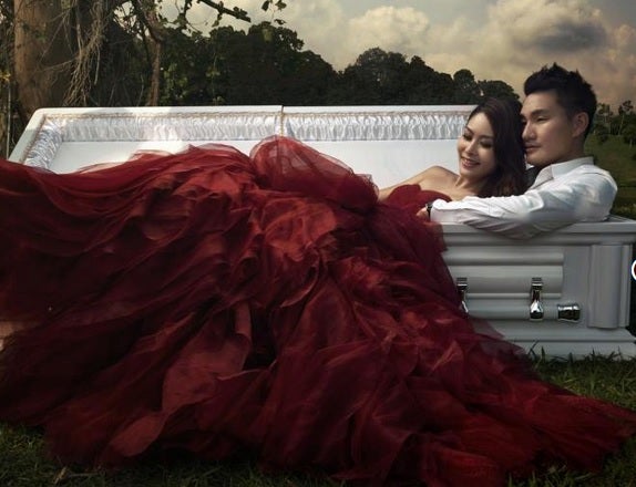 El tétrico álbum de boda de dos enterradores en pleno cementerio