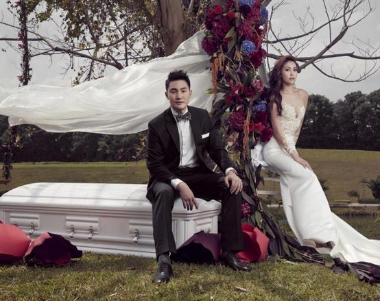 El tétrico álbum de boda de dos enterradores en pleno cementerio